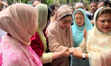 গাড়ি থেকে নেমে হেঁটে ফিরোজায় ঢুকলেন খালেদা জিয়া