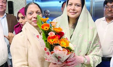 মা-মেয়ের আবেগঘন সাক্ষাৎ