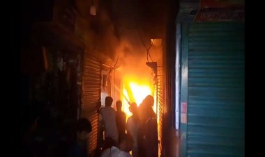 শ্রীনগরে অগ্নিকাণ্ডে পুড়লো অর্ধশতাধিক দোকান, পরিদর্শনে উপদেষ্টা আদিলুর