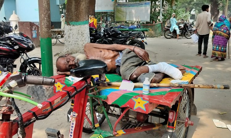 অসুস্থ বাবাকে স্টেশনে ফেলে গেল ছেলে, দায়িত্ব নিলেন বিএনপি সভাপতি