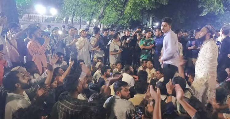 আওয়ামী লীগ নিষিদ্ধের দাবিতে যমুনার সামনে এনসিপির অবস্থান