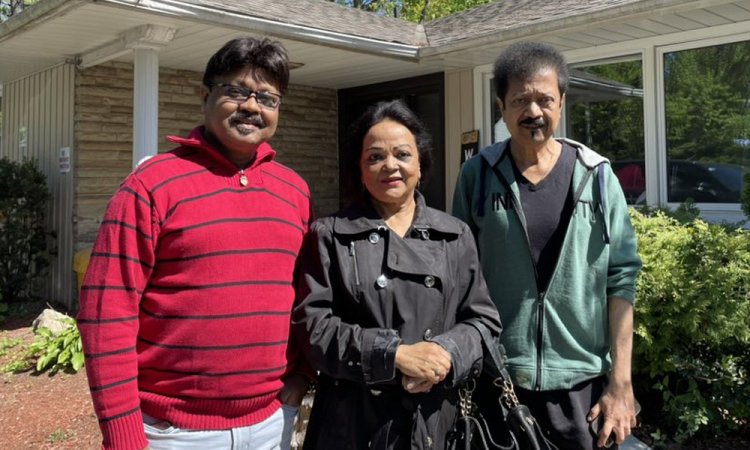 কুমার বিশ্বজিতের ছেলেকে দেখতে গেলেন সাবিনা ইয়াসমিন