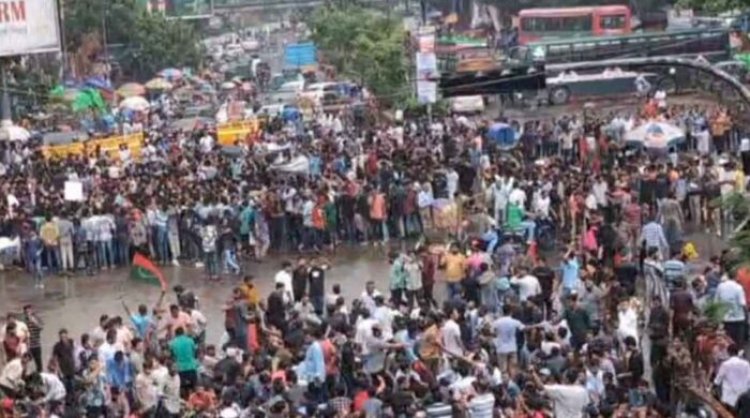 শাহবাগ মোড়ে ছাত্রদলের অবস্থান, যান চলাচল বন্ধ